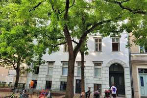 Bergmannkiez und eigener Garten – 4-Zi.-Altbau mit Balkon und Raritäten-Charakter