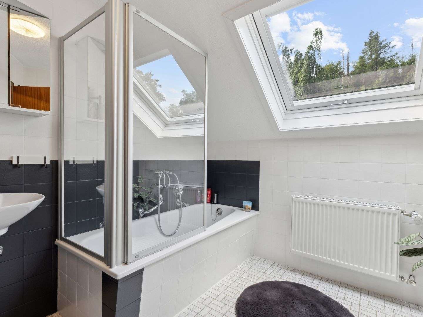 Immobilie in Dietzhölztal - Ewersbach: Drei vermietete Wohneinheiten im Mehrfamilienhaus als Kapitalanlage oder Selbstnutzung - Bild 1