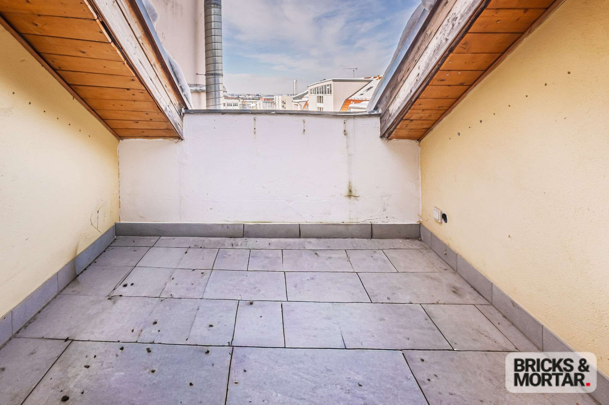 Renovierungsobjekt mit Charme – Dachgeschosswohnung mit Potenzial, ideal für Kapitalanleger, Nürnberg – Bild 3