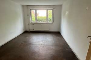 Unrenovierte 3 ZKB-Wohnung