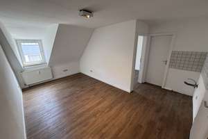 Renovierte Dachgeschosswohnung mit Einbauküche(Whg.4)