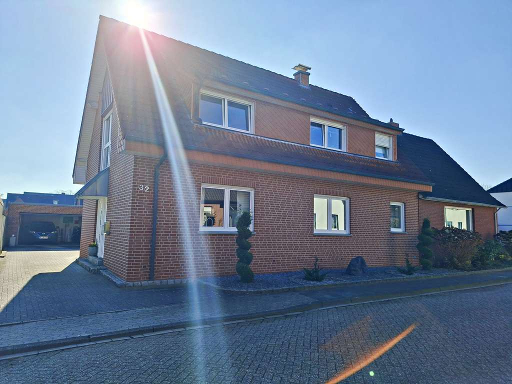 Immobilie in Rheine - Modernisiertes Zweifamilienhaus mit Doppelgarage und schönem Südgarten in Rheine-Eschendorf - Bild 1