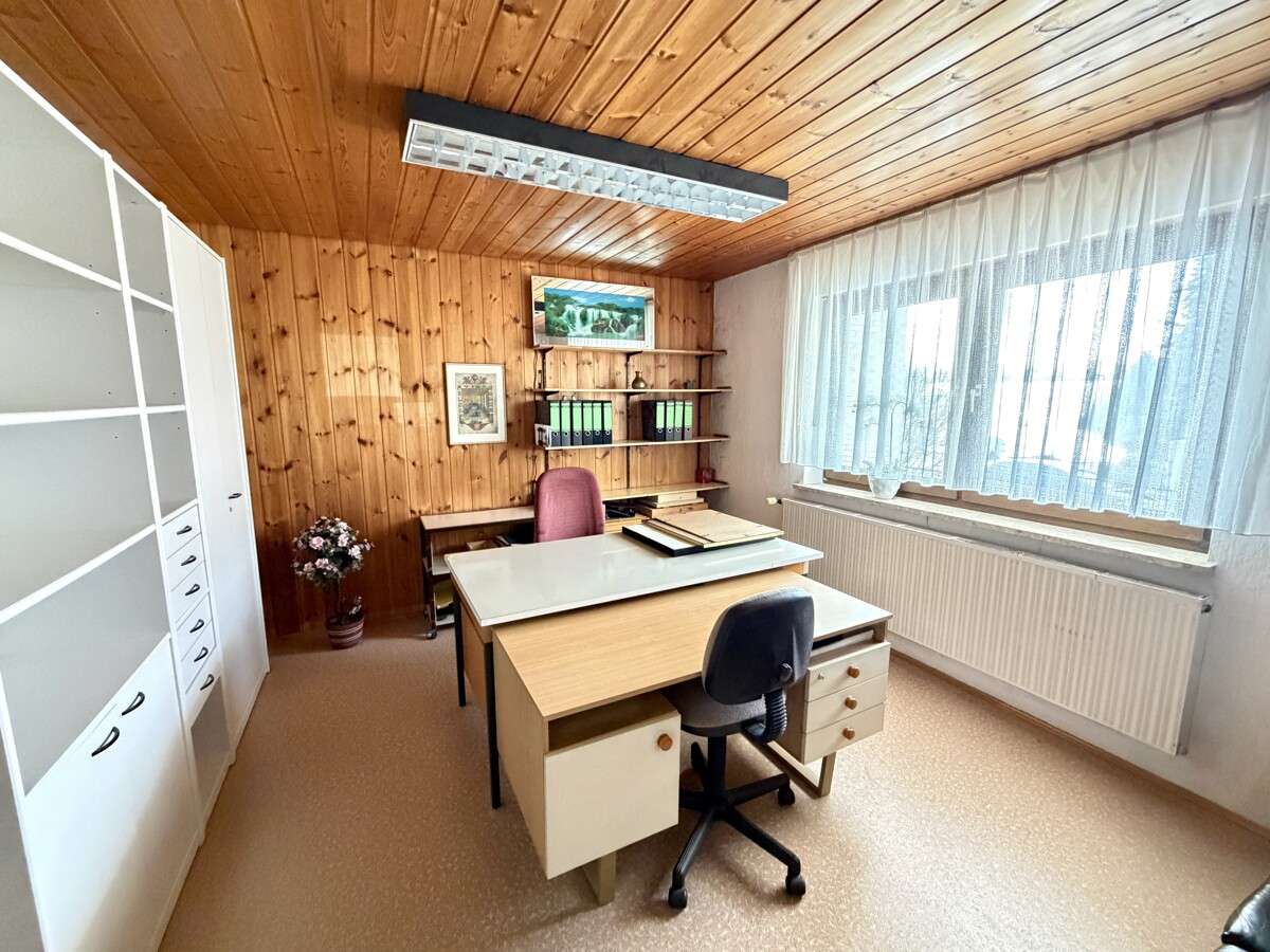 Immobilie in Regensburg - Renovierungsbedürftiges Zweifamilienhaus mit flexiblen Nutzungsmöglichkeiten in ruhiger Traumlage! - Bild 0