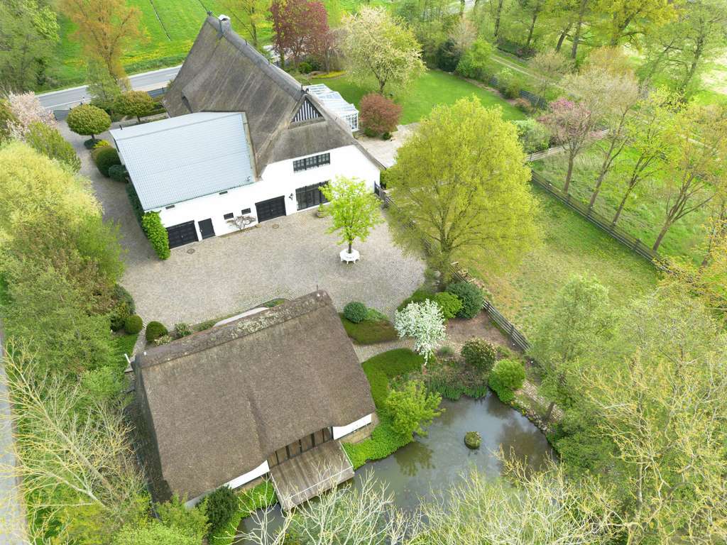 Reetgedecktes Landgut mit zwei Wohneinheiten und XXL Garage