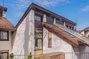Charmante 2,5 Zimmer-Atelierwohnung mit Galerie, Terrasse und Neckarblick (Voll Möbliert) – Rombachweg 5/2, 69118 Schlierbach, Heidelberg – Vorschaubild 3