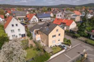 Attraktives Dreiparteienhaus mit großzügigem Grundstück in Oberhaid – Die vollständige Adresse der Immobilie erhältst du vom Anbieter., 96173 Oberhaid – Vorschaubild 1