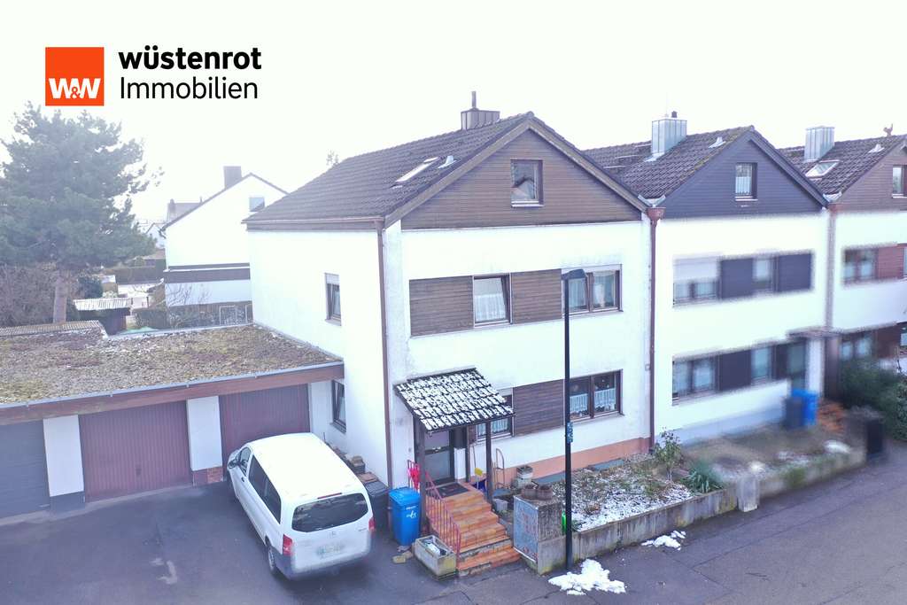 Immobilie in Straubing - Großzügiges, renovierungsbedürftiges Reiheneckhaus mit Südterrasse und Keller in ruhiger Lage - Bild 1