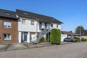 Preisreduziert: Maisonette-Wohnung mit eigenem Zugang & Garage – Wohnen mit Hausgefühl – Die vollständige Adresse der Immobilie erhältst du vom Anbieter., 41542 Dormagen – Vorschaubild 1