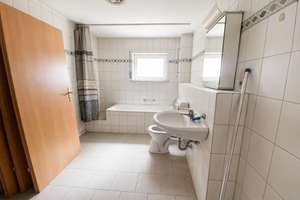 Helle 3-Zimmer mit Loggia auf 80 qm in charmantem Dachgeschoss in Trier-Ehrang sofort zu beziehen – Wallenbachstraße 26, 54293 Ehrang/Quint, Trier – Vorschaubild 2