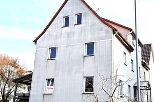 Älteres Wohnhaus in einer Anliegerstraße im Wohngebiet Igersheim – Die vollständige Adresse der Immobilie erhältst du vom Anbieter., 97999 Igersheim – Vorschaubild 2