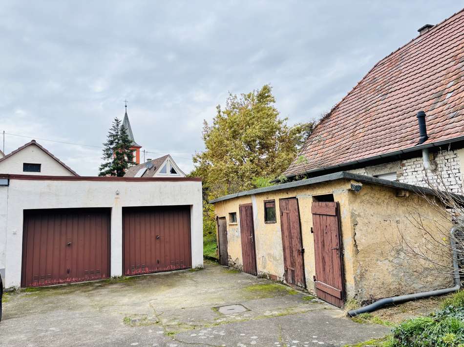 Ansicht Innenhof mit Garagen