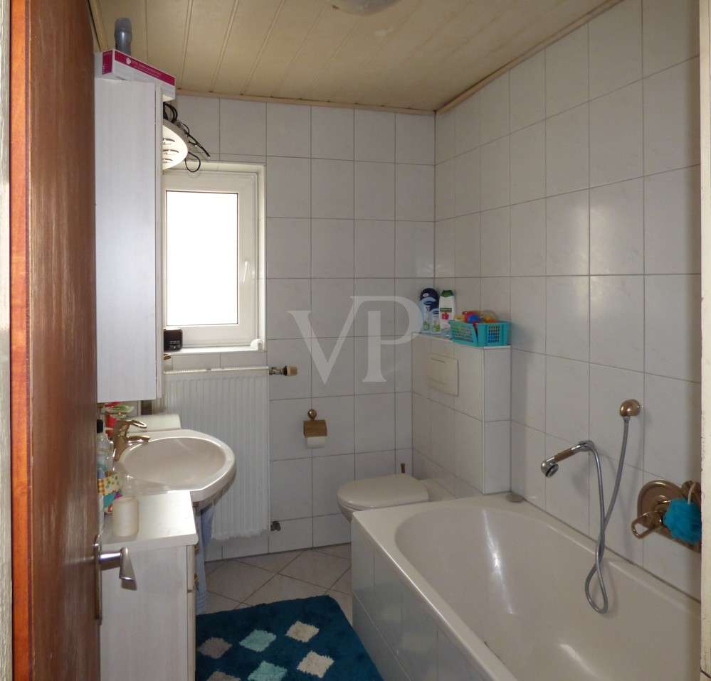 Immobilie in Kinding - Preisreduzierung:
Wohnraum satt!
Einfamilienhaus, Dachgeschosswohnung, angeschlossener Gasthof mit - Bild 1