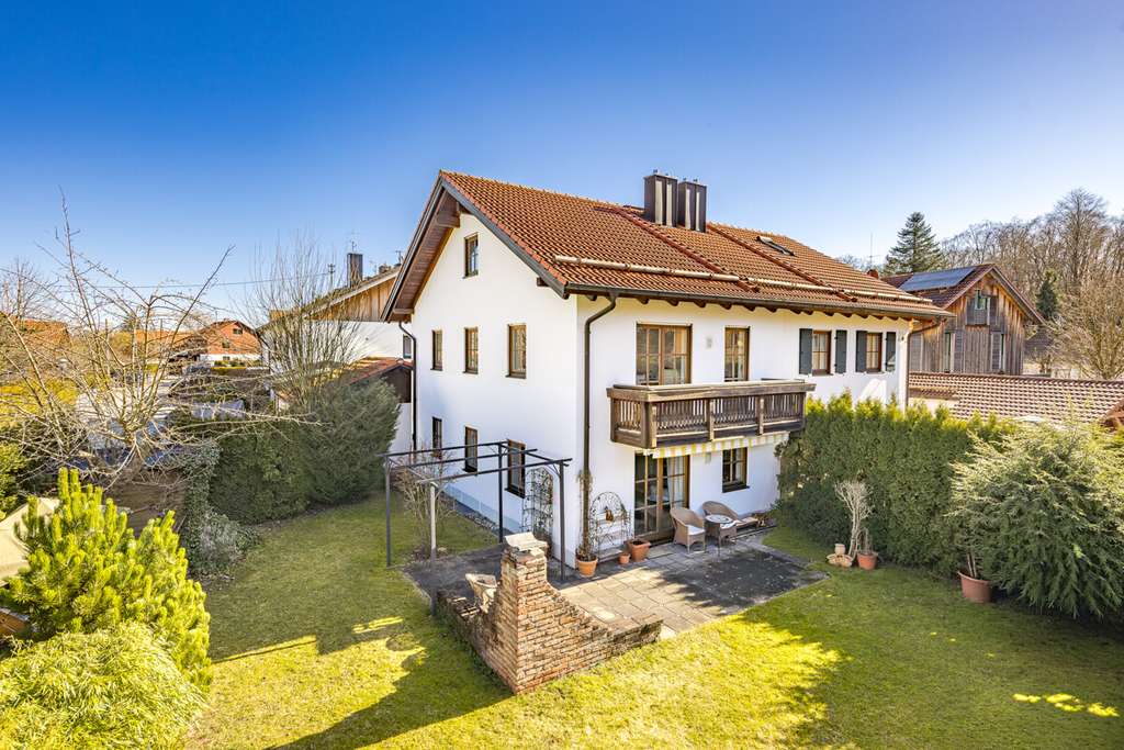 Immobilie in Forstinning - Landhausstil trifft Privatsphäre – Familien-Doppelhaushälfte mit idyllischem Gartenparadies! - Bild 0