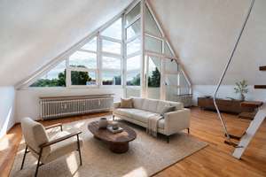 Wohnen zwischen Natur und urbaner Nähe – Dachgeschosswohnung mit Galerie und zwei Balkonen – Die vollständige Adresse der Immobilie erhältst du vom Anbieter., 80939 Obere Isarau, München – Vorschaubild 2
