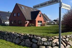 Exklusives Zweifamilienhaus mit großem Garten in begehrter Lage von Neukirchen (Nordfriesland) – Andreas-Hansen-Siedlung 13, 25927 Neukirchen – Vorschaubild 1