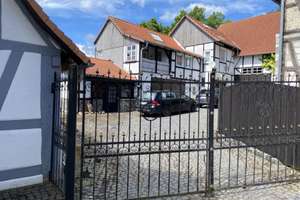 Charmantes Hofanwesen mit 3 Wohneinheiten, Garagen, Scheune und Hanggarten – Niddaer Straße 28, 61203 Reichelsheim (Wetterau) – Vorschaubild 2