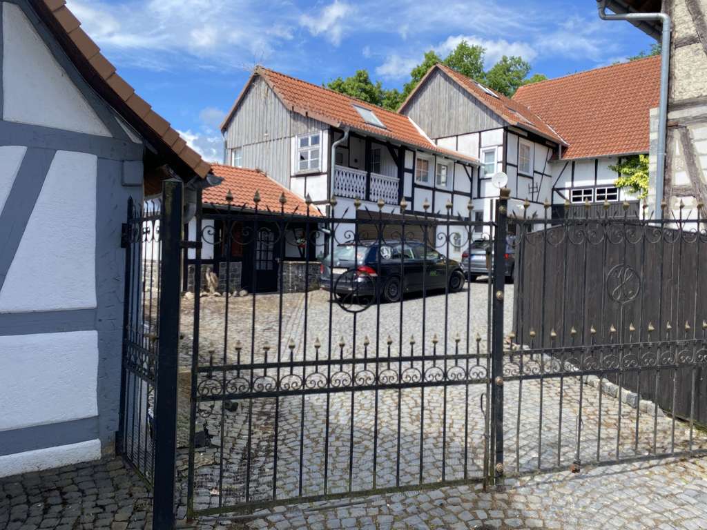 Immobilie in Reichelsheim - Charmantes Hofanwesen mit 3 Wohneinheiten, Garagen, Scheune und Hanggarten - Bild 1
