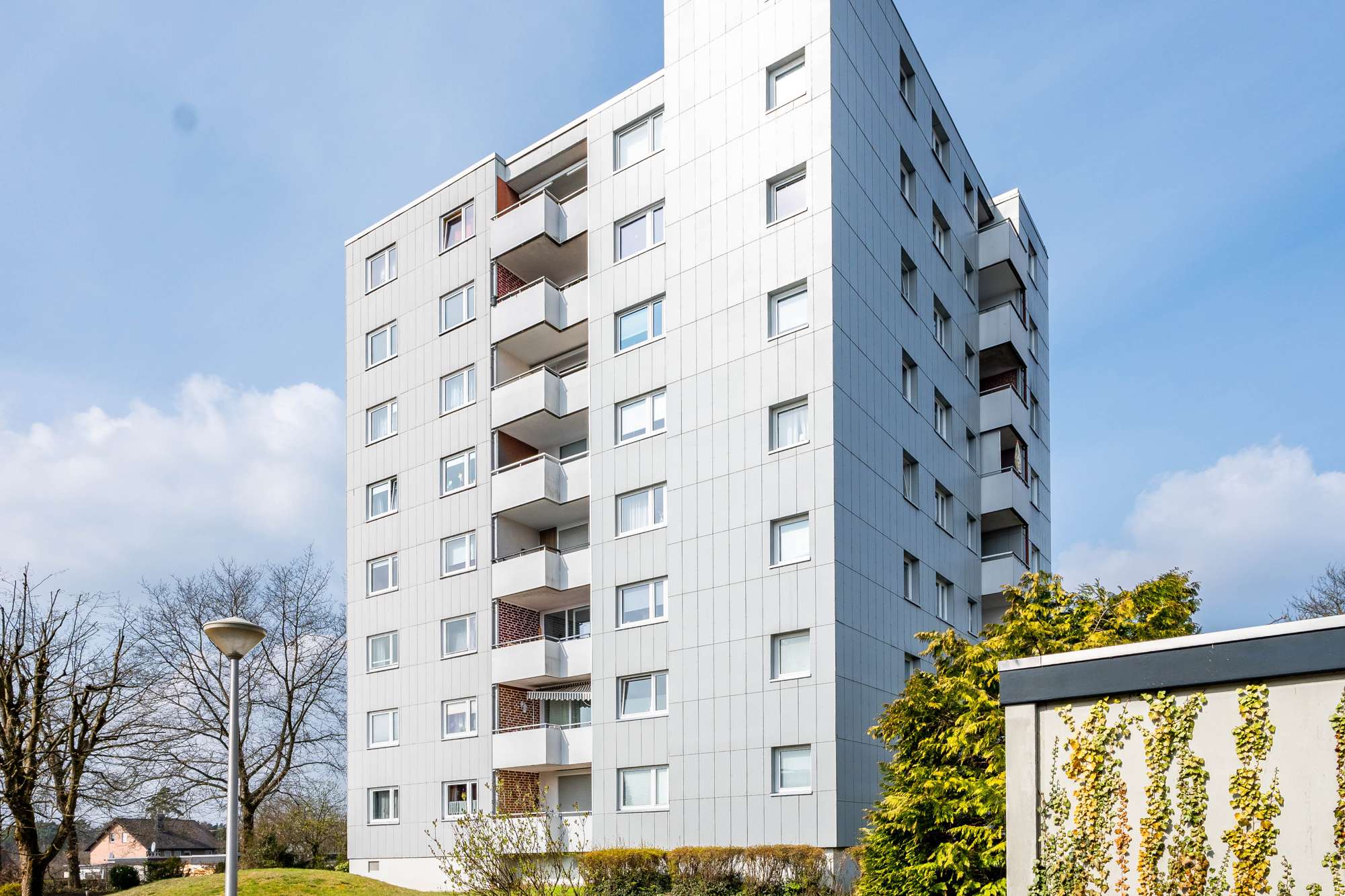 KEINE KÄUFERPROVISION Renovierungsbedürftige ETW mit Balkon in gepflegtem MFH in Oerlinghausen Süd, Lippe Kreis – Bild 2