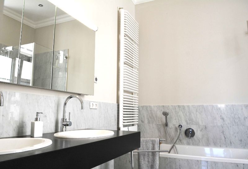 Traumhafte Altbauwohnung .. V-E-R-M-I-E-T-E-T... image