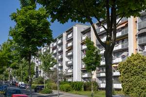 Wir sanieren für Sie: 3-Zimmerwohnung mit Balkon, Aufzug und toller Aussicht! – Senftenberger Str. 28, 1239 Prohlis-Süd, Dresden – Vorschaubild 1