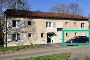 Ideal angebunden: Unrenovierte Drei-Zimmer-Wohnung im Erdgeschoss