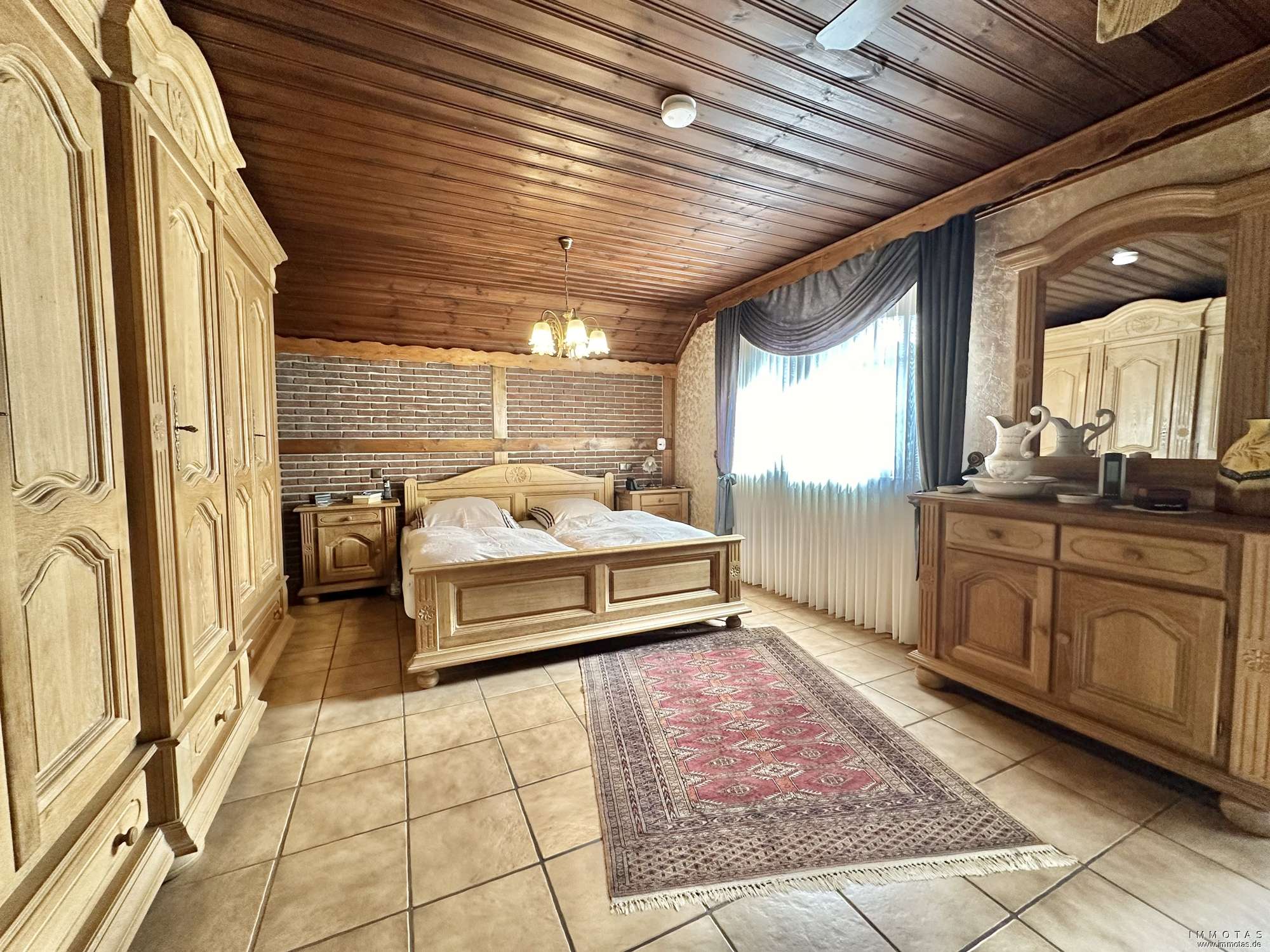 Immobilie in Glees - Repräsentatives Einfamilienhaus mit Einliegerwohnung, Garage und schönem Außenbereich - Bild 0