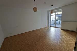 Geräumiger Altbau mit hohen Decken & großer Terrasse in zentraler Lage