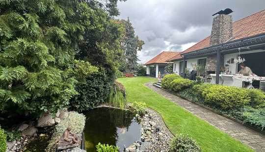 Bild von repräsentative Villa im Landhausstil mit Schwimmbad auf parkähnlichem Grundstück