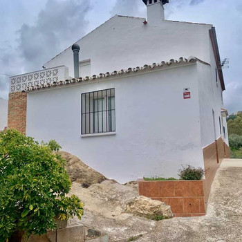 Großes freistehendes Haus mit Grundstück in Casabermeja.