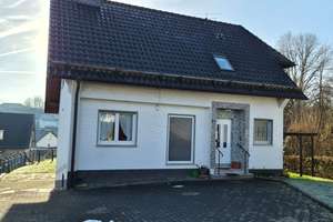 Attraktives Einfamilienhaus mit barrierearmem Wohnkomfort und grünem Garten in Bergneustadt! – Die vollständige Adresse der Immobilie erhältst du vom Anbieter., 51702 Bergneustadt – Vorschaubild 1