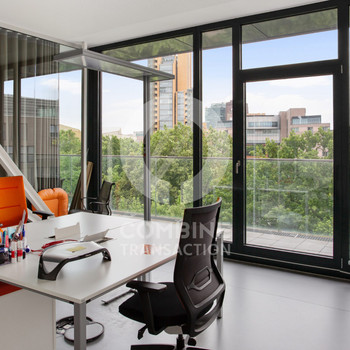 Büro mit Aussicht ins Grüne. combine Transaction.