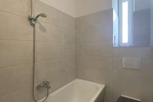 Frisch saniert, Neuer Bodenbelag, Tageslichtbad mit Wanne & Top Ausstattung – 39112 Sudenburg, Magdeburg – Vorschaubild 2