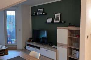 Gepflegte 2-Zimmer-Dachgeschosswohnung mit Balkon und Parkplatz, teilmöbliert