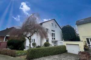 Familienfreundliche-Wohnung mit ausgebautem Dachgeschoss
und genehmigter Ausbaureserve