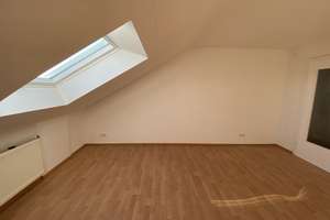 Frisch renovierte Dachgeschosswohnung