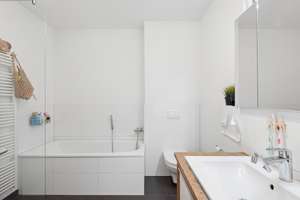 Neuwertige 3-Zimmer-Eigentumswohnung (Baujahr 2015) mit zwei Balkonen und hochwertiger Wohnküche in – Die vollständige Adresse der Immobilie erhältst du vom Anbieter., 22307 Barmbek-Nord, Hamburg – Vorschaubild 11