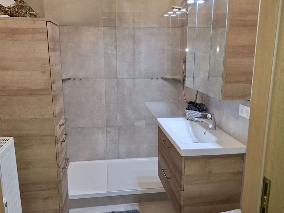 Bad mit bodenebener Dusche