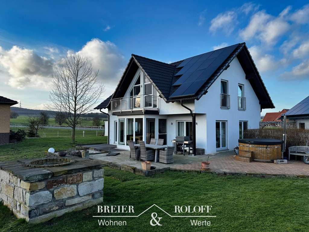 Immobilie in Apelern - Einziehen. Ankommen. Genießen. – Traumhaus mit Wellnessgarten und Weitblick in Lyhren - Bild 0