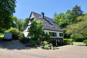 EINE RESIDENZ VON AUSSERGEWÖHNLICHER PRÄSENZ IN EXKLUSIVER WALDRANDLAGE – Die vollständige Adresse der Immobilie erhältst du vom Anbieter., 58093 Lennetal, Hagen – Vorschaubild 2