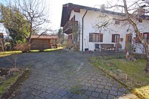 Grundstück mit Altbestand in ruhiger Ortsrandlage und schönem Alpenpanoramablick – Die vollständige Adresse der Immobilie erhältst du vom Anbieter., 83253 Rimsting – Vorschaubild 1