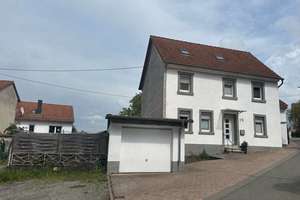Freistehendes Einfamilienhaus - Garage, großem Garten, 8 Zimmer