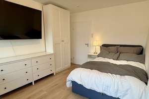 Möblierte, Erstbezug nach Sanierung, 1 Zimmer-Wohnung, 50 Meter zu den nächsten ÖPNV