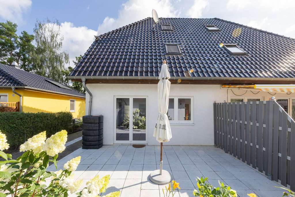 Immobilie in Werneuchen - Mit Sommerhaus! Doppelhaushälfte mit Einbauküche, Fußbodenheizung & ausgebautem Dach in Werneuchen - Bild 1