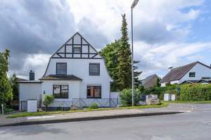 Exklusiv modernisierte Altbauvilla mit großzügigem Grundstück und stilvollen Ausstattungsdetails – Die vollständige Adresse der Immobilie erhältst du vom Anbieter., 23858 Reinfeld (Holstein) – Vorschaubild 2