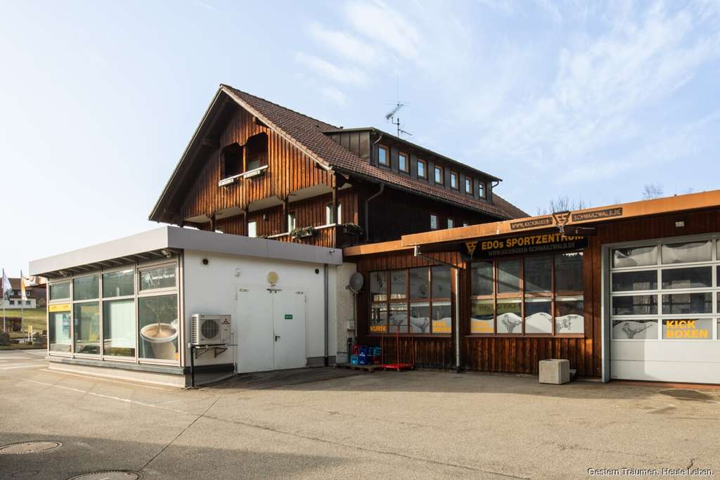 Immobilie in Breitnau - Renditestarke Kapitalanlage: 2 Wohnungen + 6 überdachte Stellplätze im Paket zum Kauf - Bild 1