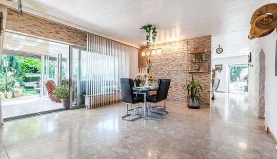 Bild von Vollunterkellerter Bungalow mit Sauna, Wintergarten und 3 Garagen! Mein Haus = Mein Makler!