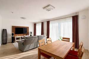 Modernes Reihenendhaus mit Photovoltaik, hochwertiger Ausstattung und sonnigem Garten in Schwandorf! – Die vollständige Adresse der Immobilie erhältst du vom Anbieter., 92421 Schwandorf – Vorschaubild 2