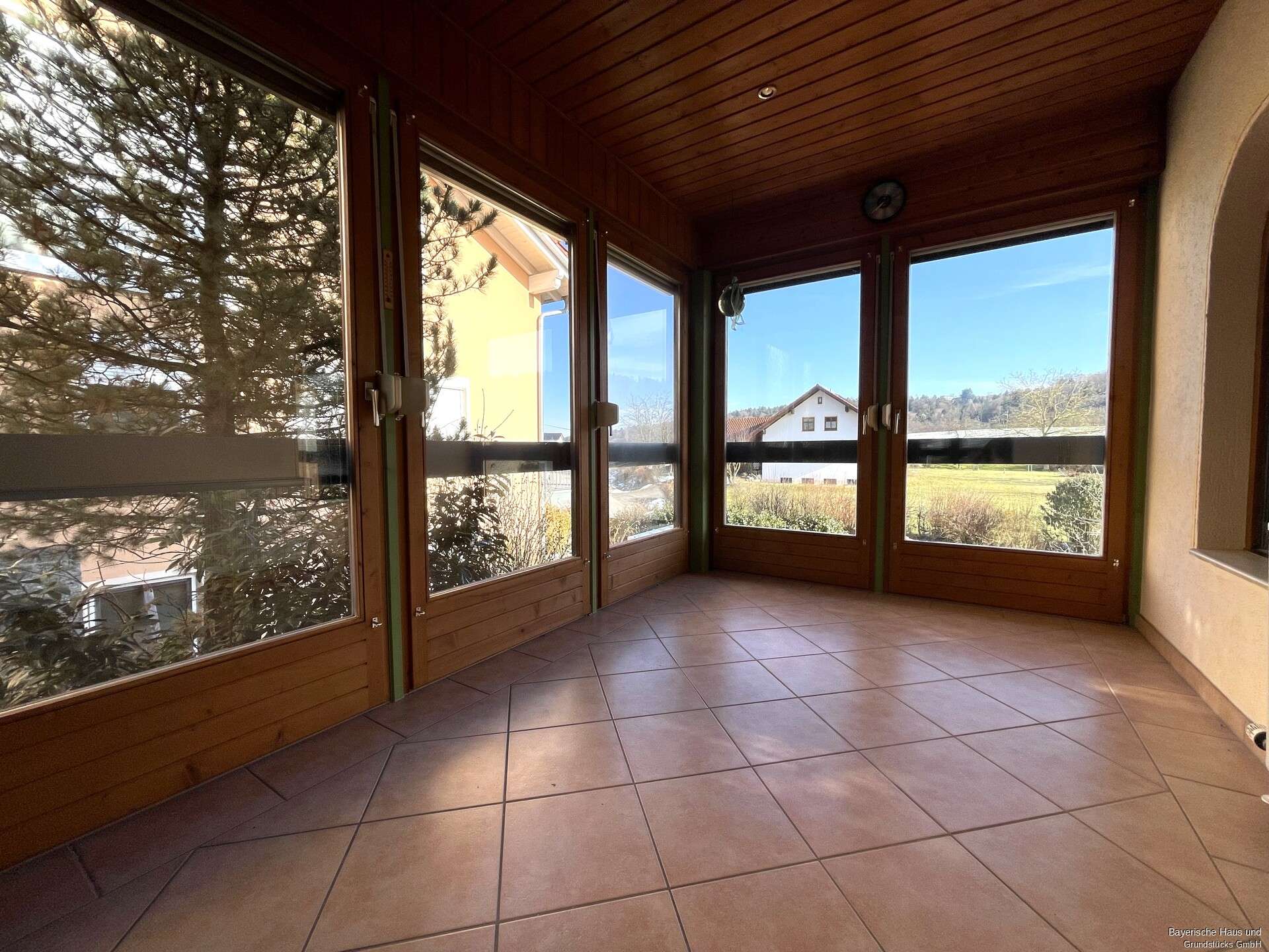 Immobilie in Winzer - Schönes Zweifamilienhaus mit Garten - familienfreundlich & vielseitig! - Bild 0