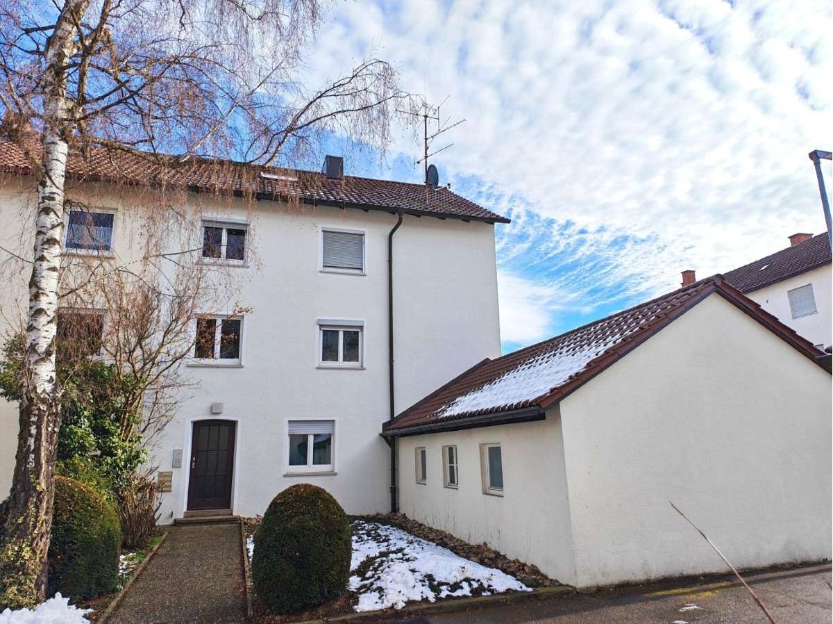 Sanierungsbedürftige 2-Zimmer-Dachgeschosswohnung in zentraler Lage von Fellbach, Rems Murr Kreis – Bild 1