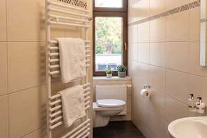 Wohnen im Herzen der Stadt – gemütliche EG-Wohnung mit Terrasse! Frisch renoviert! – Wettinerstraße 44, 8280 Aue – Vorschaubild 8
